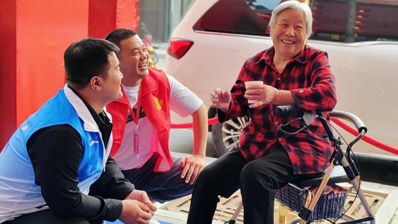 &ldquo;雙爭&rdquo;有我|回遷路上雄安志愿者與您暖心相伴